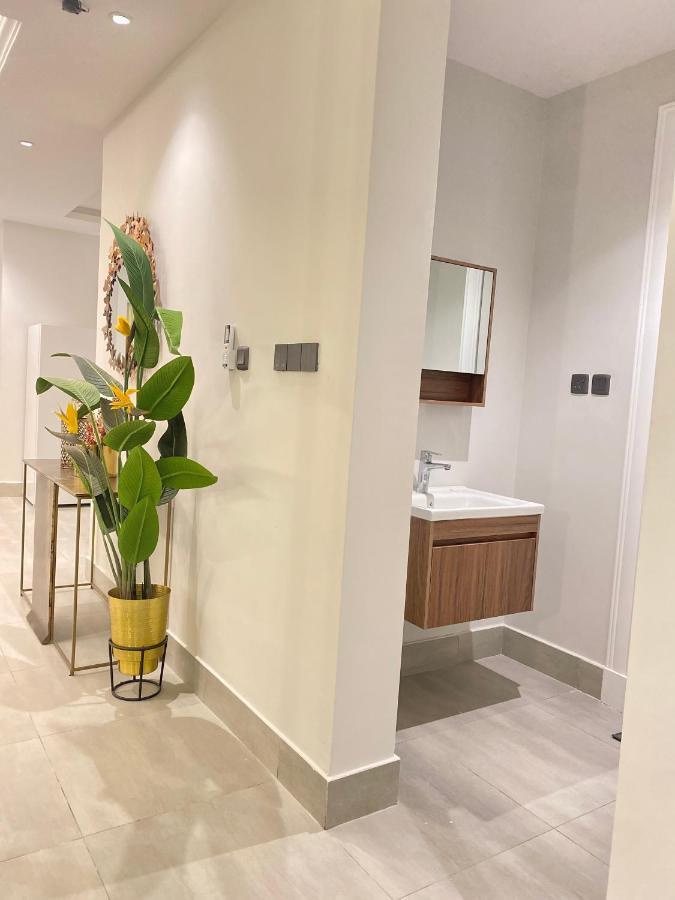 Spacious New 2 Bedroom Apt-in Amazing Location B9 *