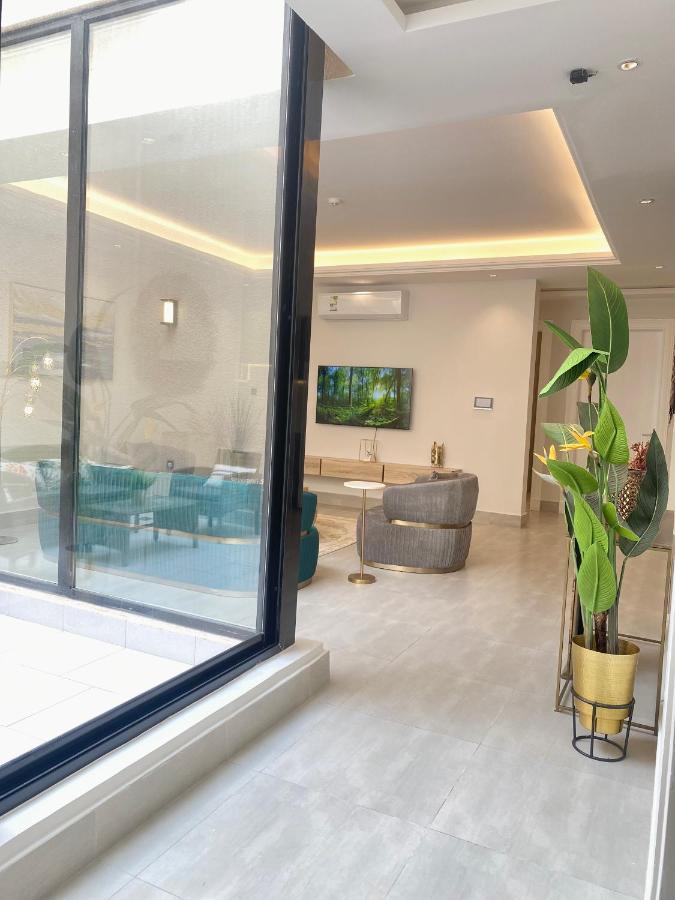 Spacious New 2 Bedroom Apt-in Amazing Location B9 *